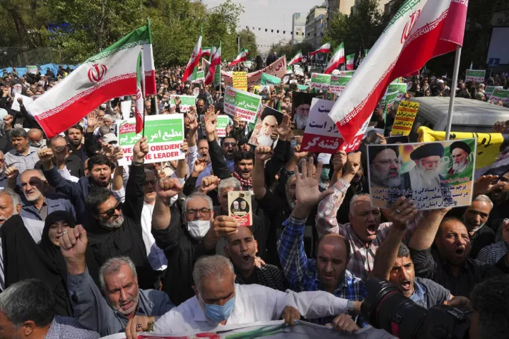 Ιράν: Με εκατοντάδες συλλήψεις απαντά το καθεστώς στις διαδηλώσεις
