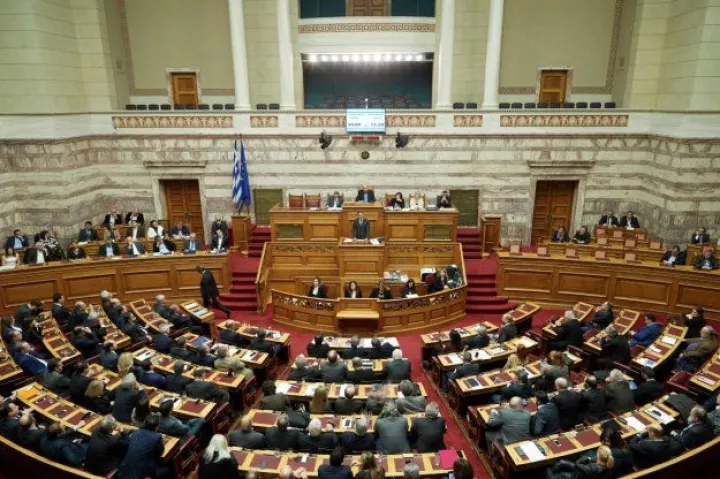 Βουλή: «Φρένο» από τους φορείς στους κυβερνητικούς πανηγυρισμούς για τις συντάξεις