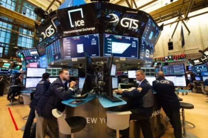 Οριακές διακυμάνσεις στην Wall Street με το βλέμμα στο εμπόριο