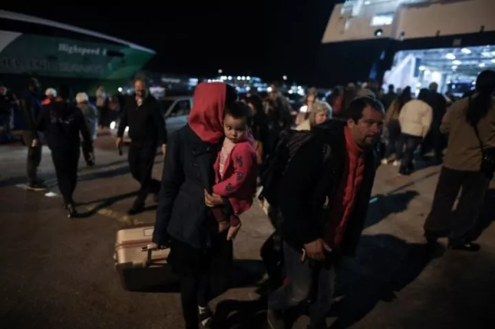 Στο λιμάνι του Πειραιά το «Νήσος Σάμος» με 75 πρόσφυγες και μετανάστες 