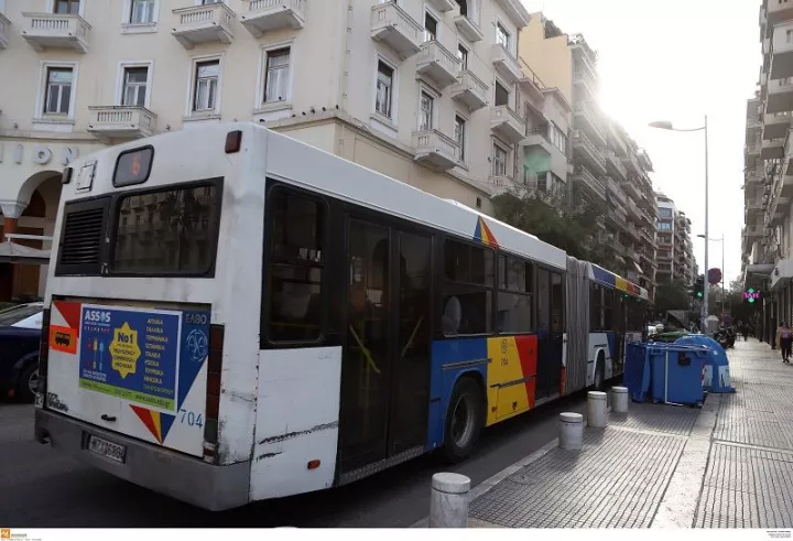 Λεωφορείο έπεσε σε περίφραξη σπιτιού στη Θεσσαλονίκη