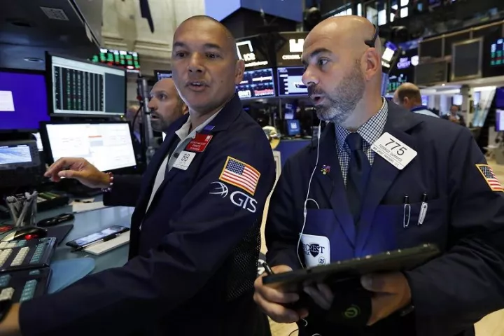 Απώλειες 340 μονάδων για τον Dow Jones με πίεση από τη μεταποίηση 