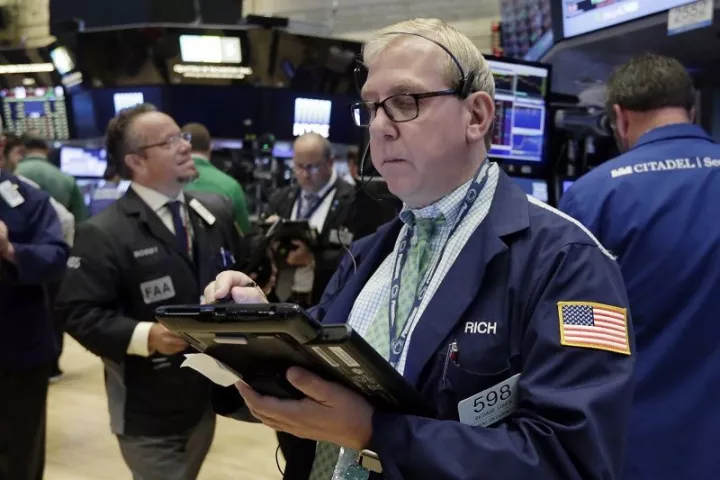 Επιφυλακτικές κινήσεις στη Wall Street με το βλέμμα στον Πάουελ