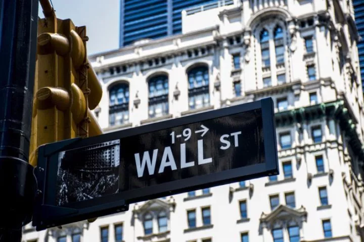 Ράλι άνω του 2% στη Wall Street με ώθηση από τη Fed