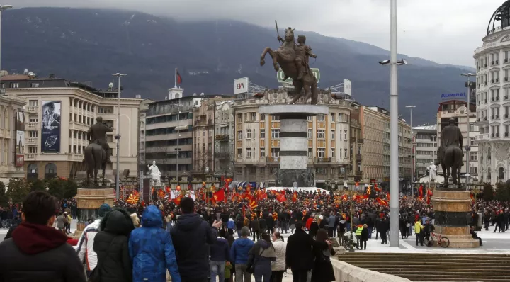Αντί να φύγουν τα αλυτρωτικά αγάλματα από τα Σκόπια, τους βάζουν... ταμπελίτσες