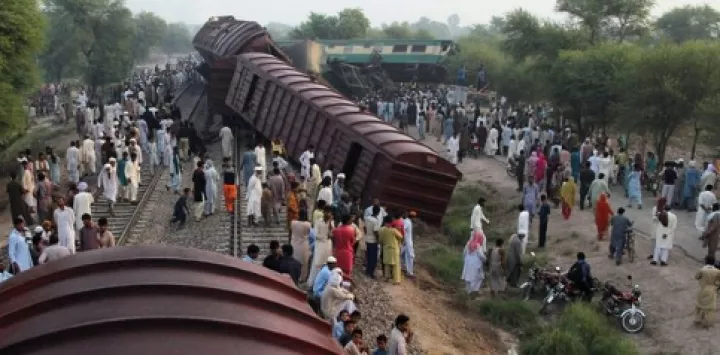 Πακιστάν: Τουλάχιστον 21 νεκροί και 45 τραυματίες από τη σύγκρουση δύο τρένων 