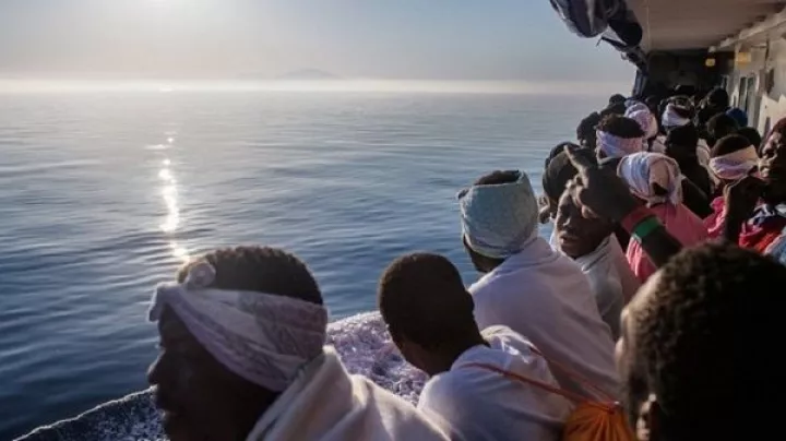 Σε διεθνή ύδατα δύο πλοία με μετανάστες αναμένοντας διπλωματική λύση 