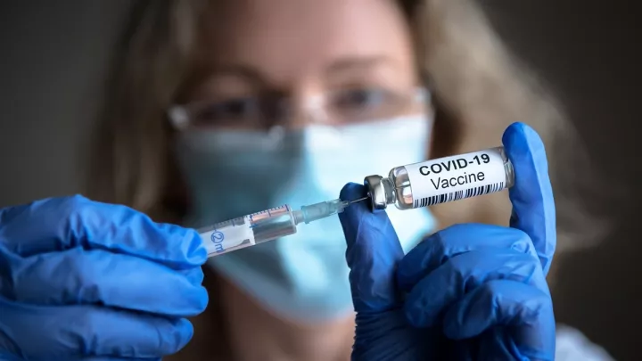 Ακόμη μια απάτη με εικονικούς εμβολιασμούς &#8211; Στο κόλπο και γιατρός στο ΙΚΑ Αλεξάνδρας (Βίντεο)