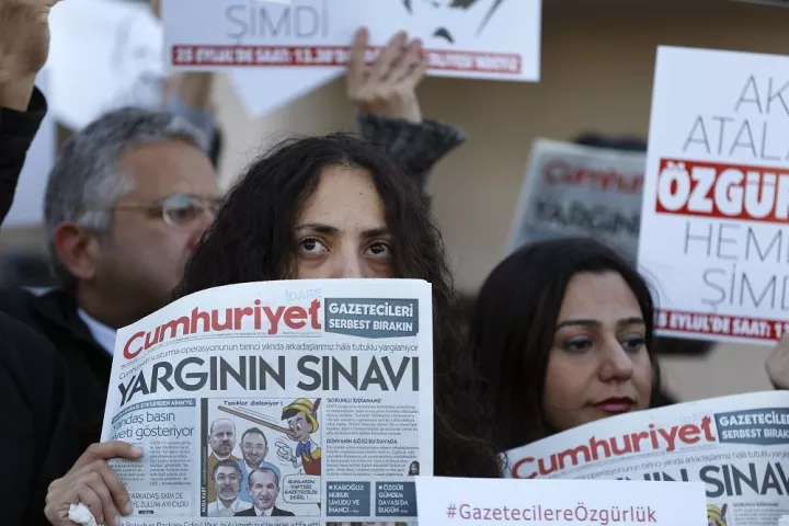 Τουρκία: Ο πρόεδρος του δ.σ της Cumhuriyet υπερασπίζεται την ελευθερία του Τύπου 