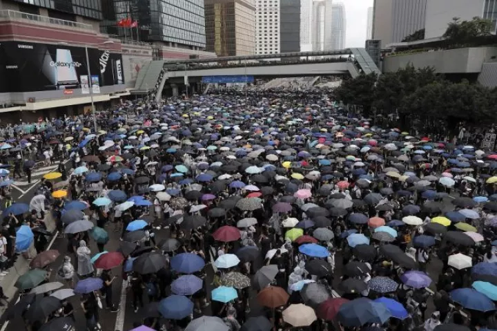 Χιλιάδες πολίτες στους δρόμους του Χονγκ Κονγκ