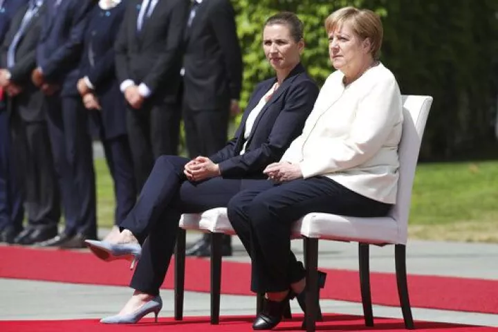Καθιστή καλωσόρισε η Αν. Μέρκελ την πρωθυπουργό της Δανίας 