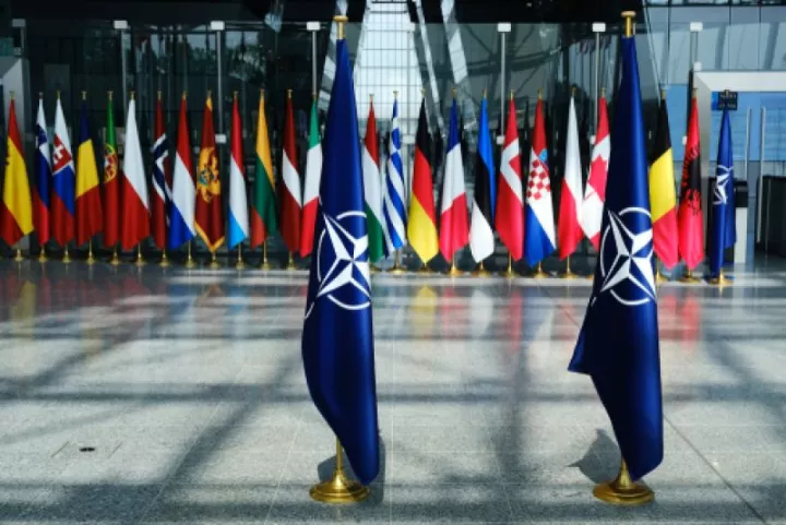 Σύγκρουση κορυφής με φόντο το ΝΑΤΟ