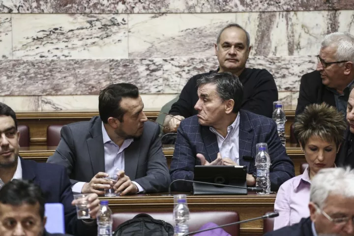 Οι βουλευτές του ΣΥΡΙΖΑ αντιδρούν, αγωνιούν, αλλά ψηφίζουν!