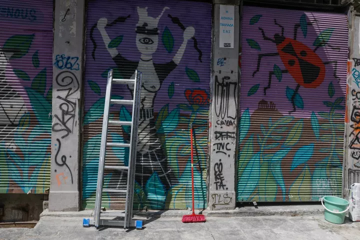 Δήμος Αθηναίων: Επιχείρηση καθαρισμού από γκράφιτι στα Αναφιώτικα 