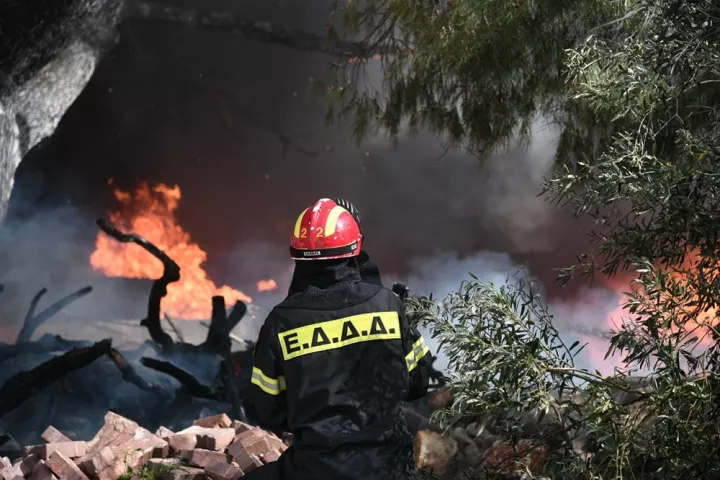 Μαίνεται η  πυρκαγιά στην Ικαρία -Προληπτική εκκένωση οικισμών