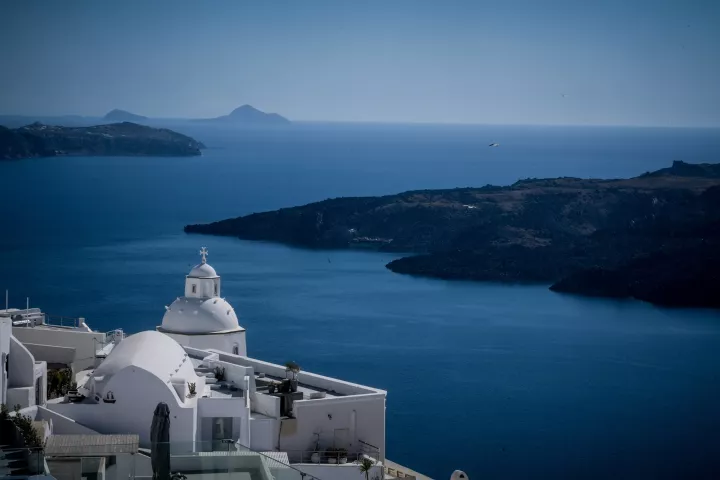 Στο επίκεντρο του βρετανικού Τύπου ελληνικοί τουριστικοί προορισμοί