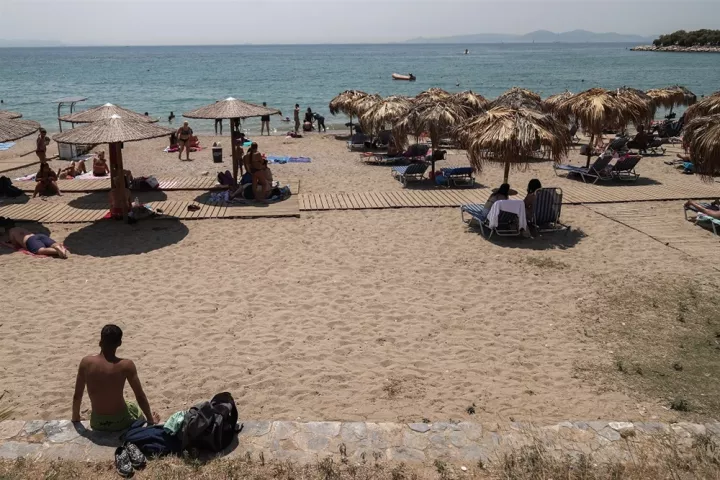 Παρατείνονται τα μέτρα στις παραλίες μέχρι τέλος Ιουλίου