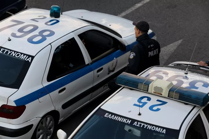 Θεσσαλονίκη: Συλλήψεις νεαρών για συνάθροιση σε σπίτι
