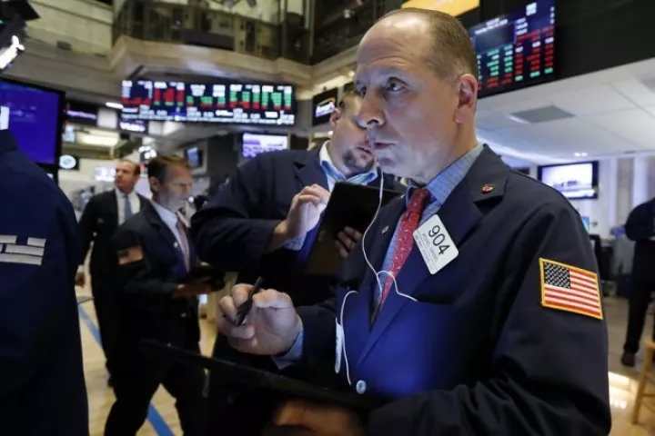 Νέα βουτιά 400 μονάδων στον Dow καθώς εντείνονται οι φόβοι για την οικονομία