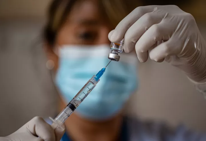 Σχέδιο και για κατ&apos; οίκον εμβολιασμούς για τους 80-89 ετών 