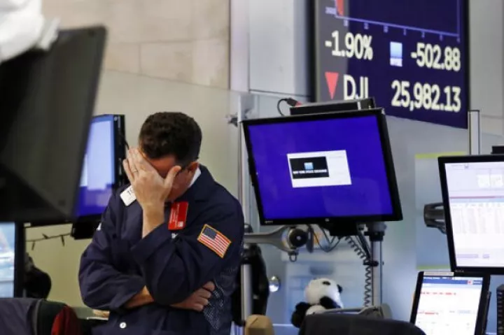 Ανησυχία για την αμερικάνικη οικονομία - Σχεδόν 400 μονάδες έχασε ο Dow Jones 