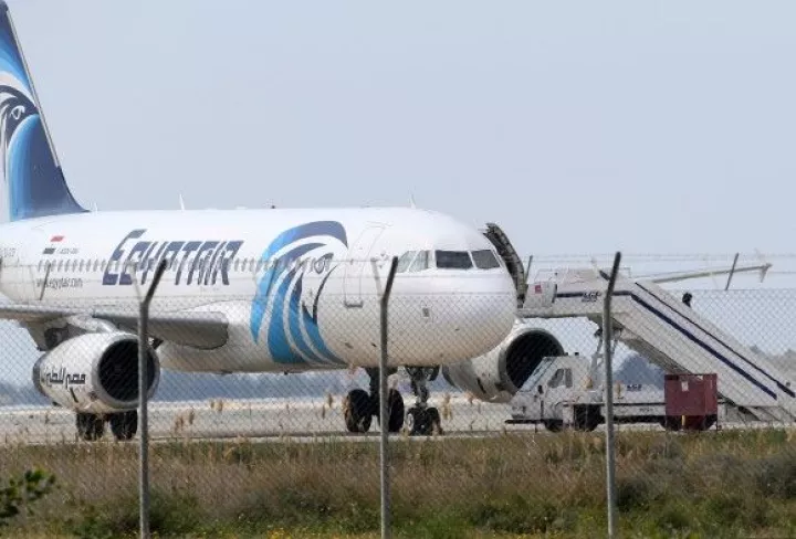 Επιβεβαιώνεται η φωτιά στο αεροσκάφος της EgyptAir πριν από τη συντριβή