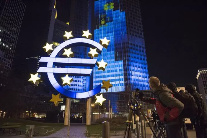 Η ΕΚΤ ανησυχεί για τον κίνδυνο επιβράδυνσης της εξόδου από το QE εξαιτίας του ισχυρού ευρώ