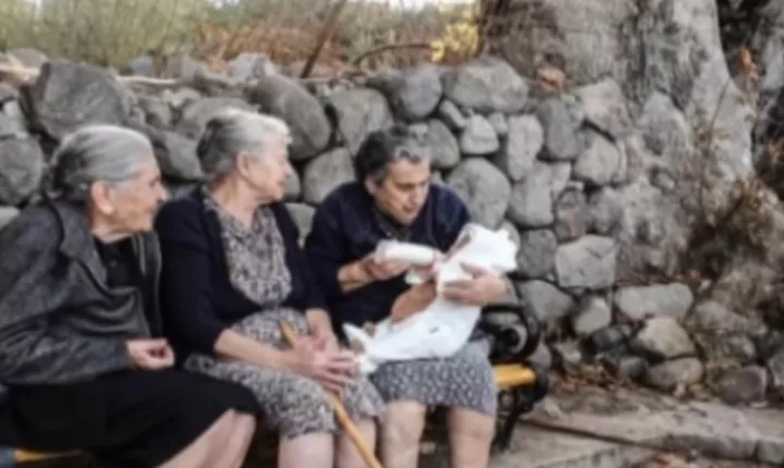 Αλ. Τσίπρας και Κυρ. Μητσοτάκης «αποχαιρέτησαν» τη γιαγιά-σύμβολο της Λέσβου