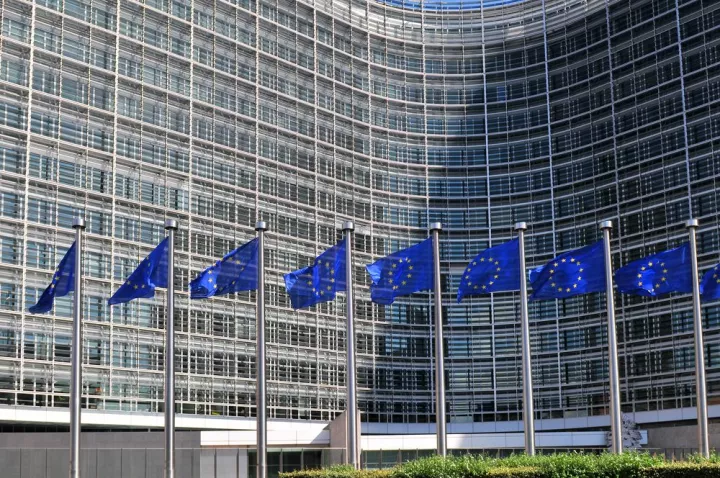 Η Κομισιόν αναθεωρεί πτωτικά τις προβλέψεις για ανάπτυξη σε ΕΕ και ευρωζώνη