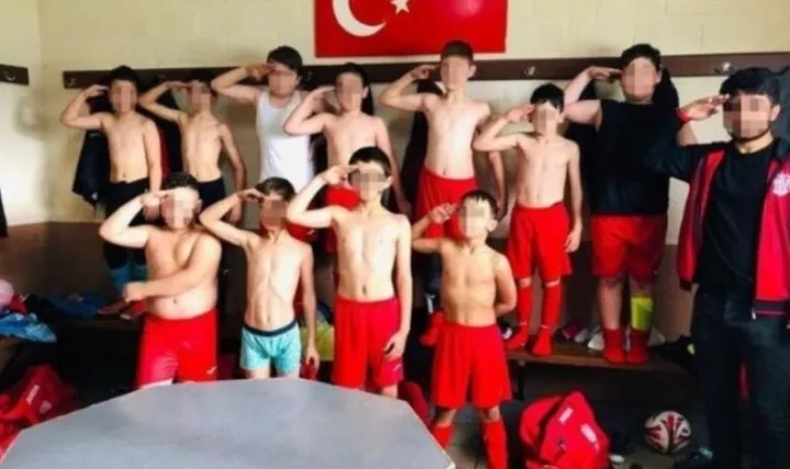 Βέλγιο: 10χρονα παιδιά ομάδας Τούρκων μεταναστών χαιρετούν στρατιωτικά