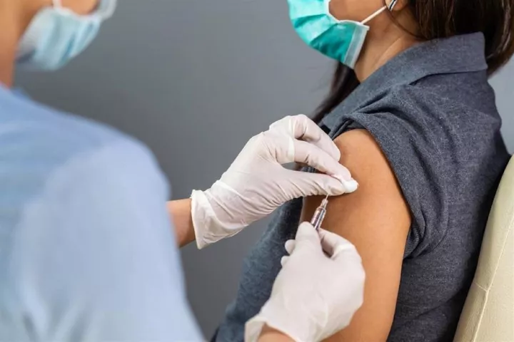 Έρευνα από εισαγγελέα για ενδεχόμενο κατ&apos; εξαίρεση εμβολιασμό στα Ιωάννινα