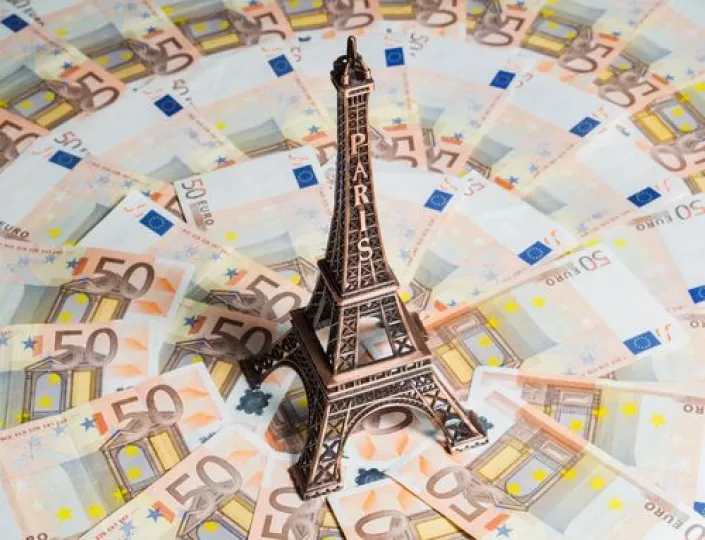 Bloomberg: Το ευρώ μπορεί να υποχωρήσει σε χαμηλό 15 ετών αν κερδίσει η Marine Le Pen