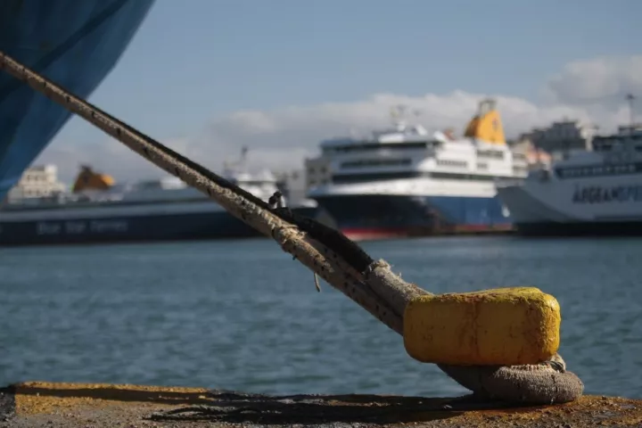Ζάκυνθος: Δεμένα στο λιμάνι τα πλοία λόγω των θυελλωδών ανέμων