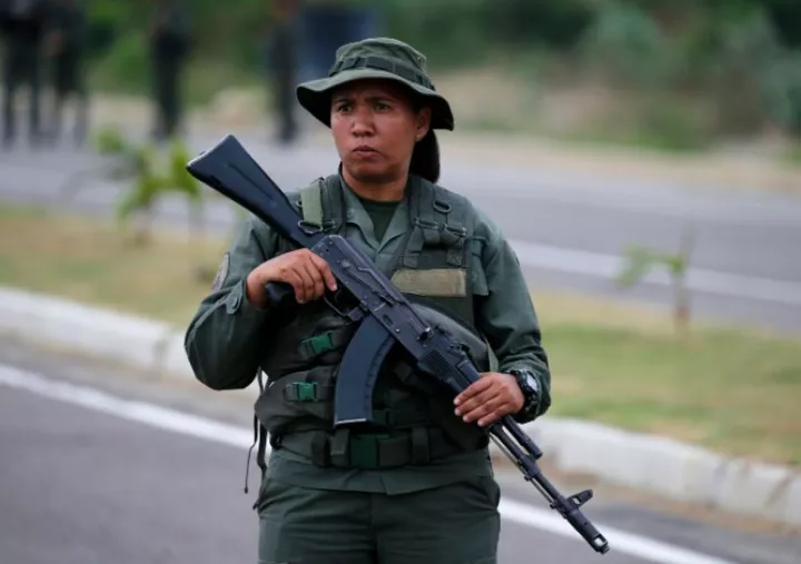 Βενεζουέλα: Επίθεση ενόπλων εναντίον στρατιωτικών καταγγέλει η κυβέρνηση 