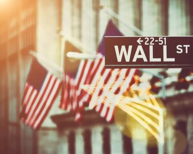 Θετικά πρόσημα στη Wall Street με λιγότερους φόβους για το εμπόριο