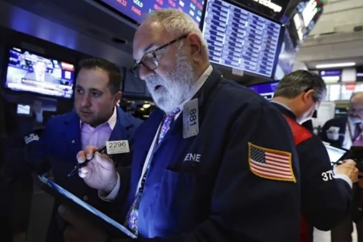 «Μαύρη» Πέμπτη στην Wall - Πτώση 1.200 μονάδων για τον Dow Jones
