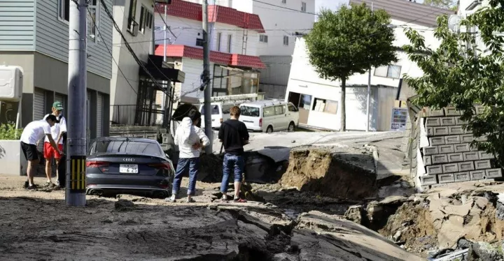 Ιαπωνία: 11 νεκροί, 300 τραυματίες και 32 αγνοούμενοι από τον σεισμό των 6,7R