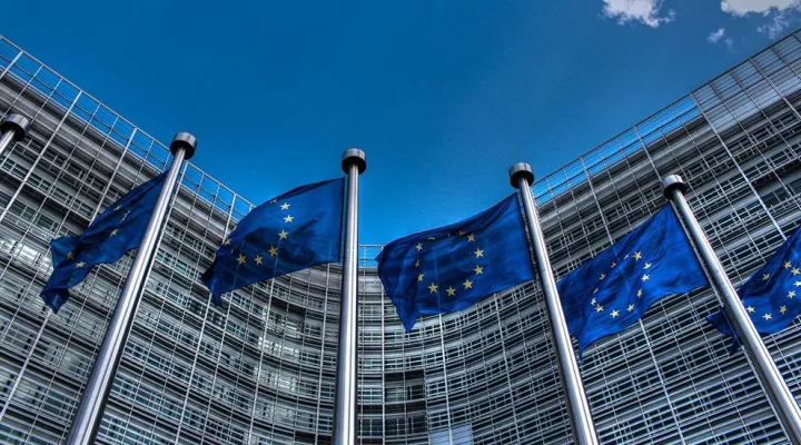 Η Ευρωπαϊκή Επιτροπή αναβάλλει τη λήψη μέτρων σε βάρος της Ισπανίας και της Πορτογαλίας