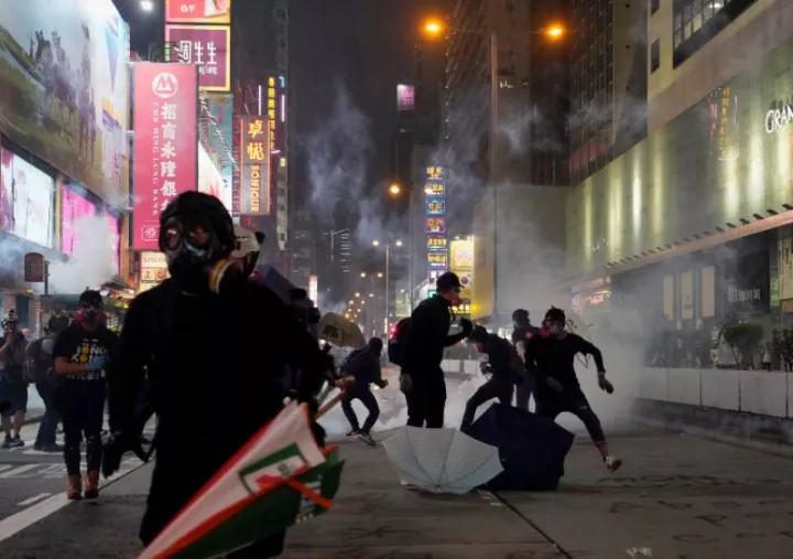 Σφοδρές συγκρούσεις μεταξύ διαδηλωτών και αστυνομίας