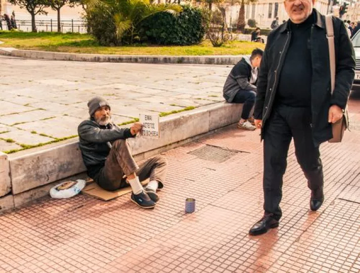 ΙΟΒΕ: Το 70% των Ελλήνων «μόλις τα βγάζει πέρα»