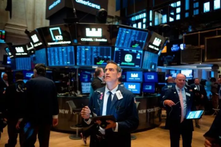 Αρνητικό γύρισμα στην Wall Street με πίεση από τα ομόλογα