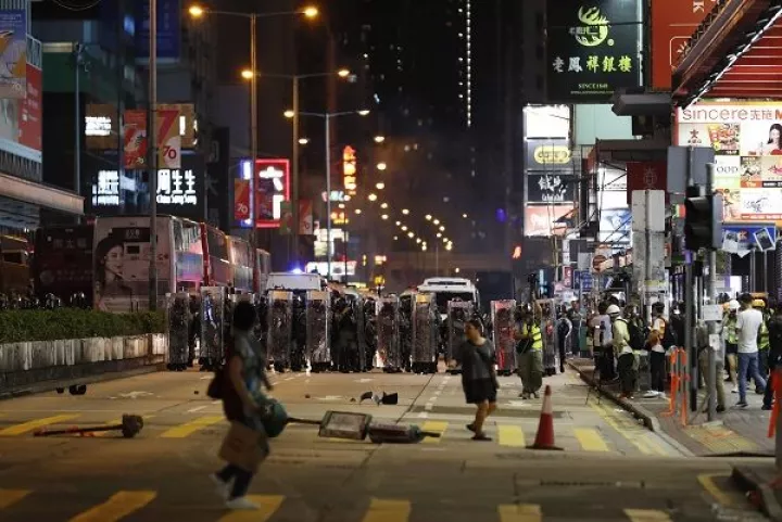 Σοβαρά επεισόδια στο Χονγκ Κονγκ - Πυροβολισμοί και μολότοφ