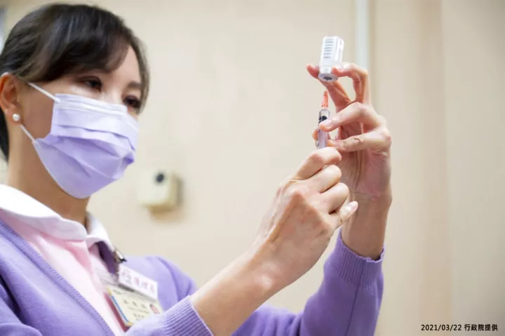 Η Ταϊβάν κατηγορεί την Κίνα οτι μπλόκαρε τη συμφωνία με τη BioNTech για δόσεις του εμβολίου