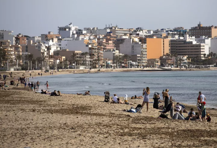 Ισπανία: Βουτιά 76% στις τουριστικές αφίξεις τον Μάρτιο, απέχει ακόμα η ανάκαμψη
