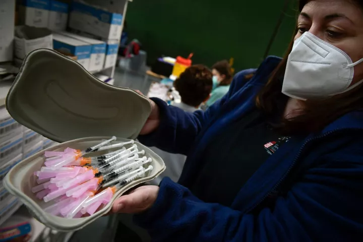 Ιταλία: 23χρονη έλαβε κατά λάθος έξι δόσεις του εμβολίου των Pfizer/BioNTech