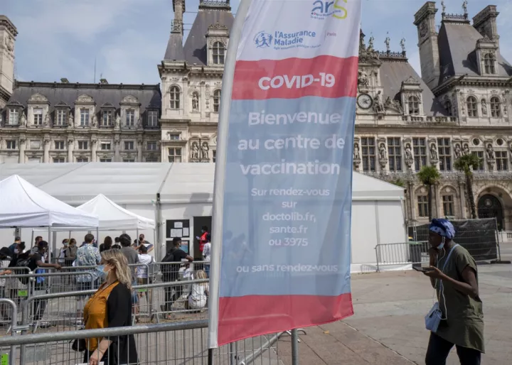 Γαλλία: Ο υπουργός Υγείας εμβολίασε on camera την υφυπουργό Οικονομικών 