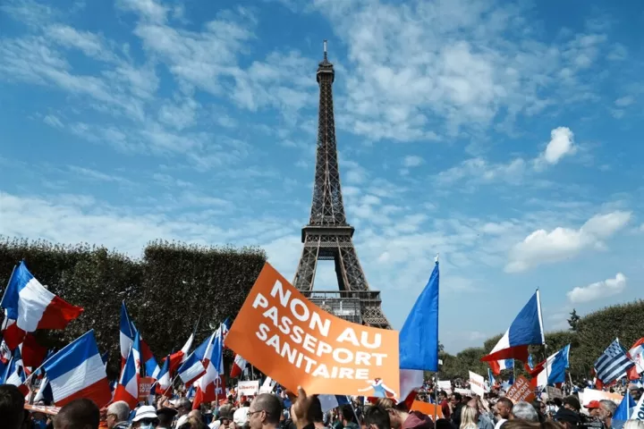 Στους δρόμους η γαλλική ακροδεξιά για τα μέτρα κατά του κορονοϊού