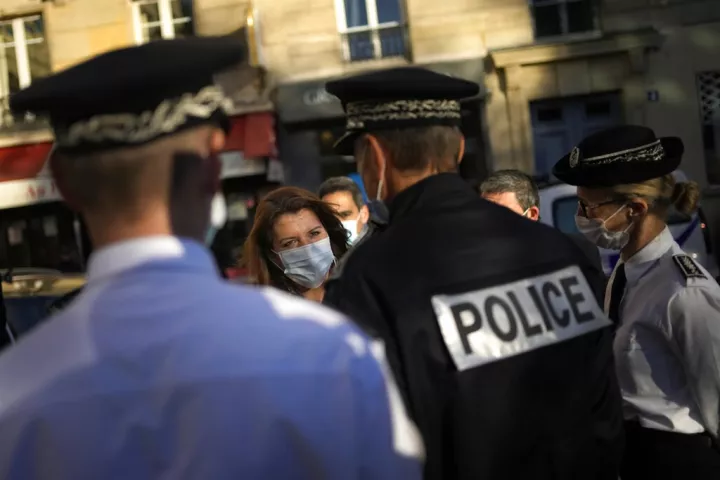 Γαλλία: Άνδρας ντυμένος νίντζα τραυμάτισε δυο γυναίκες αστυνομικούς με ξίφος