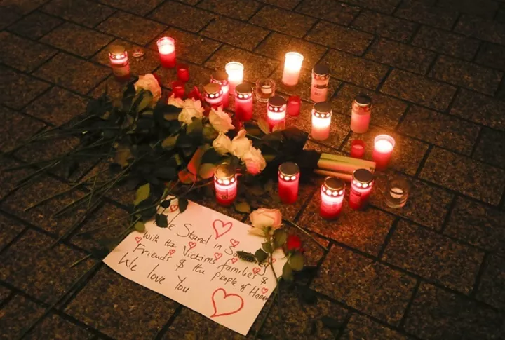 Γερμανία: Συγκεντρώσεις και ολονυκτίες για τα θύματα της επίθεσης στη Χανάου