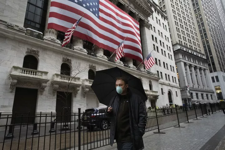 Ο φόβος νέου γύρου πανδημίας «γκρέμισε» την Wall - Βουτιά 1.860 μονάδων ο Dow